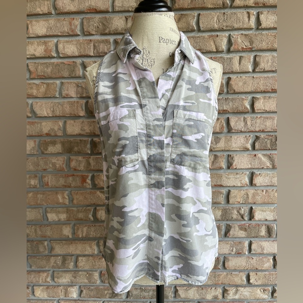 Cloth & Stone Camouflage Sleeveless Button Front Blouse. Size Small.
